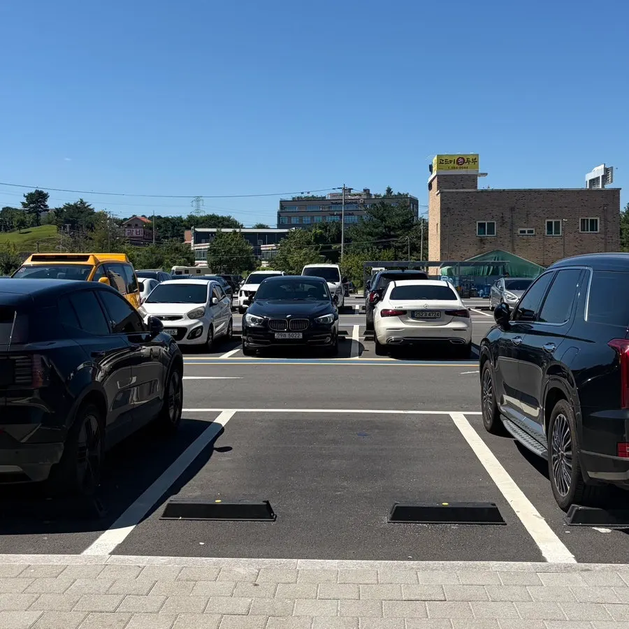 Spacious parking lot behind the Seohyeon Plaza building