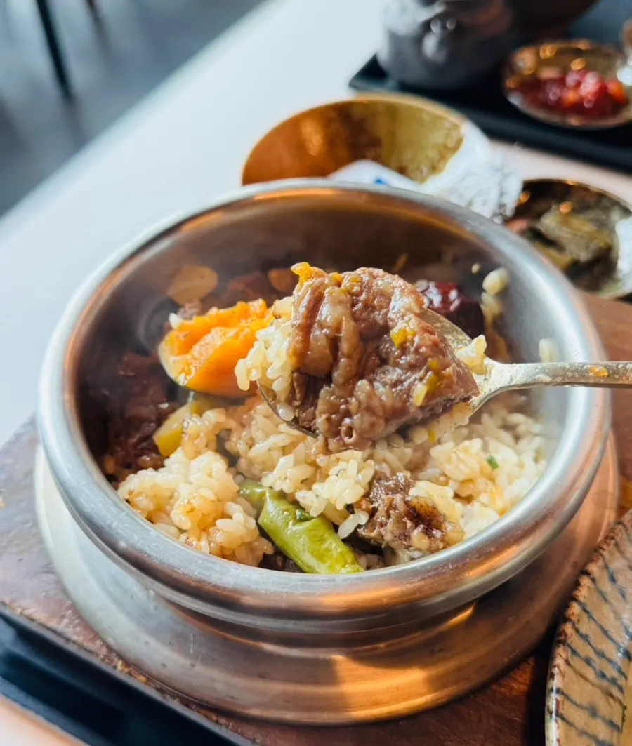 소갈비가 올려진 소갈비솥밥 클로즈업