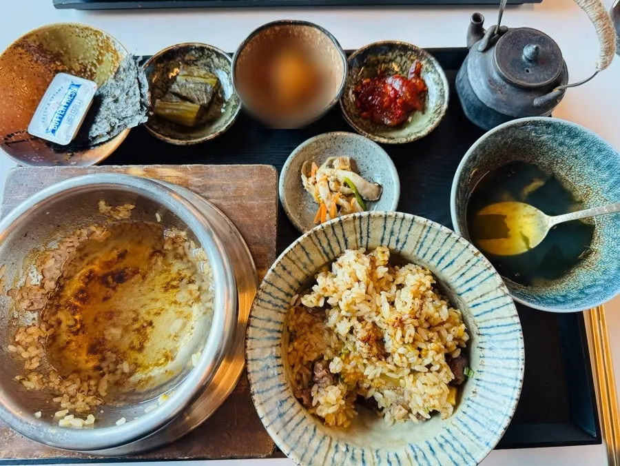 양념과 비벼 김에 싸 먹는 소갈비솥밥