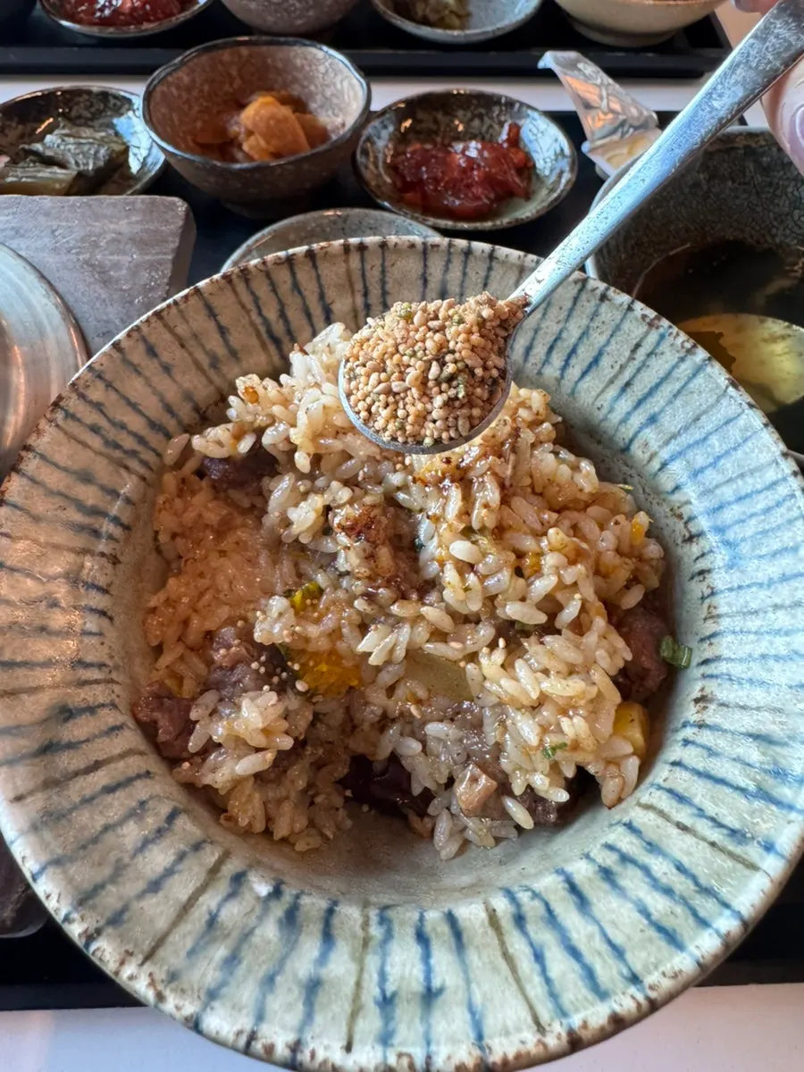 후레이크를 뿌린 한우대창솥밥