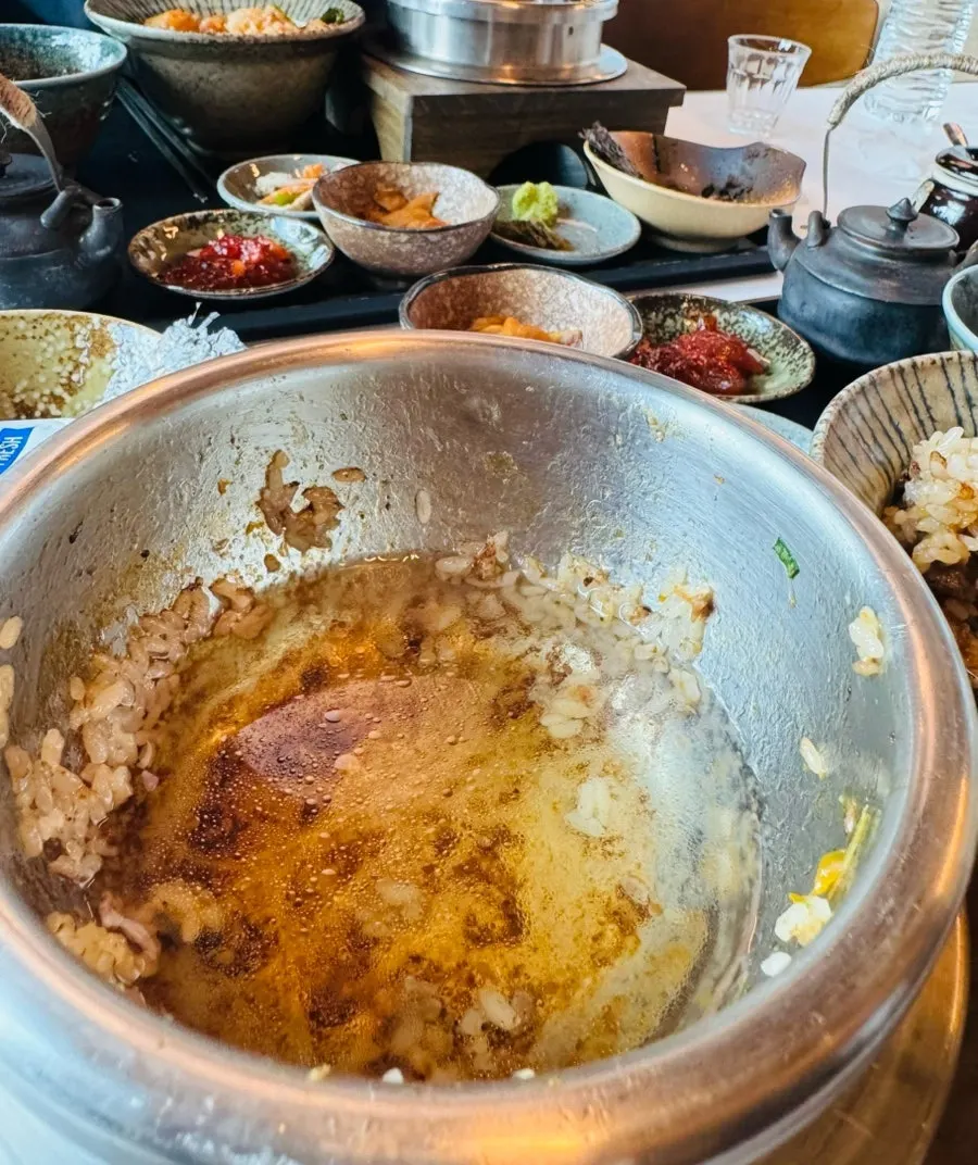 솥에 남은 누룽지