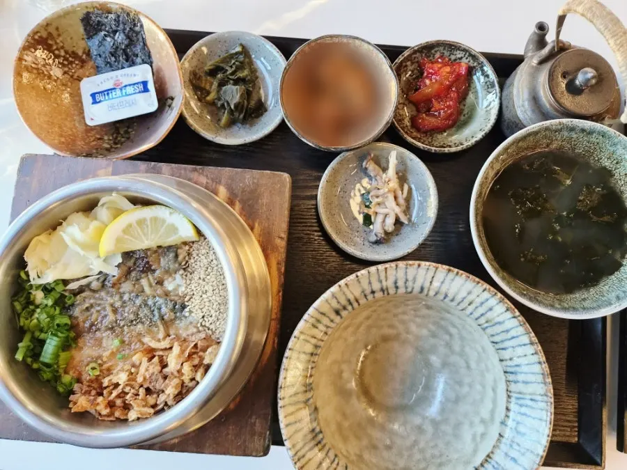 주문한 고등어솥밥과 소갈비솥밥 상차림