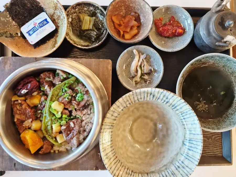 테이블에 놓인 솥밥 두 그릇