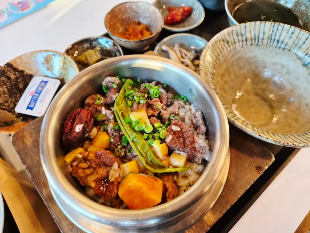 국과 반찬, 솥밥, 육수가 한 트레이에 담긴 1인 정식 차림