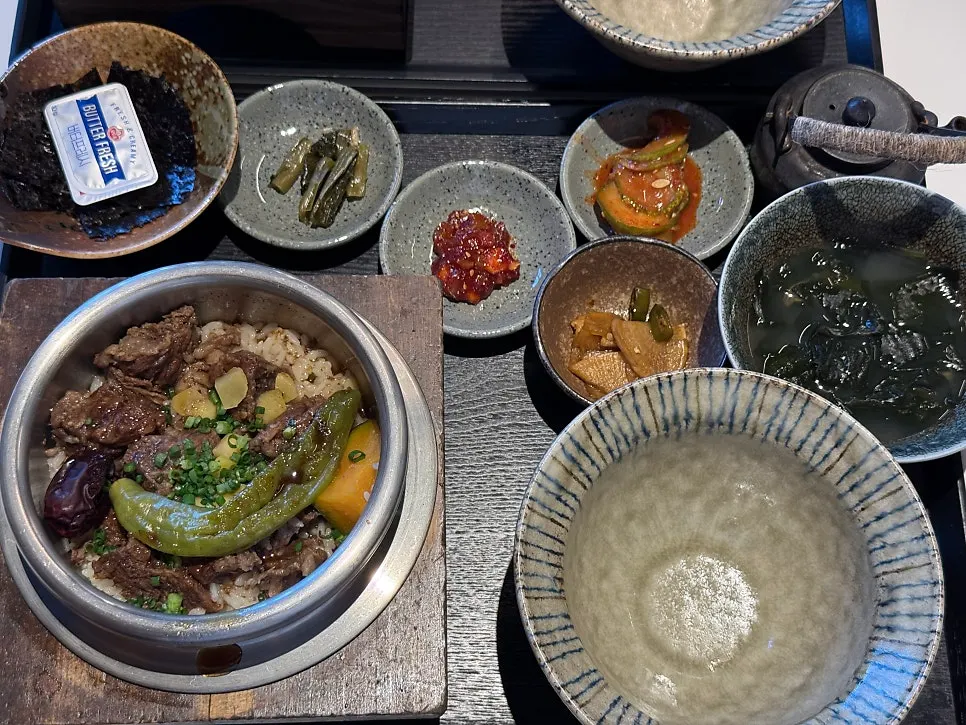 솥밥 두 그릇이 놓인 테이블
