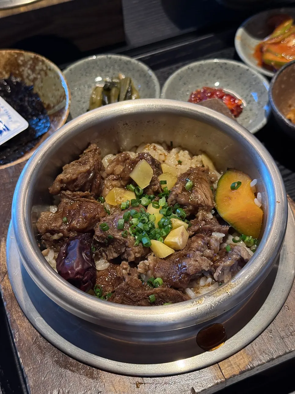 소갈비가 올라간 솥밥 뚜껑 오픈