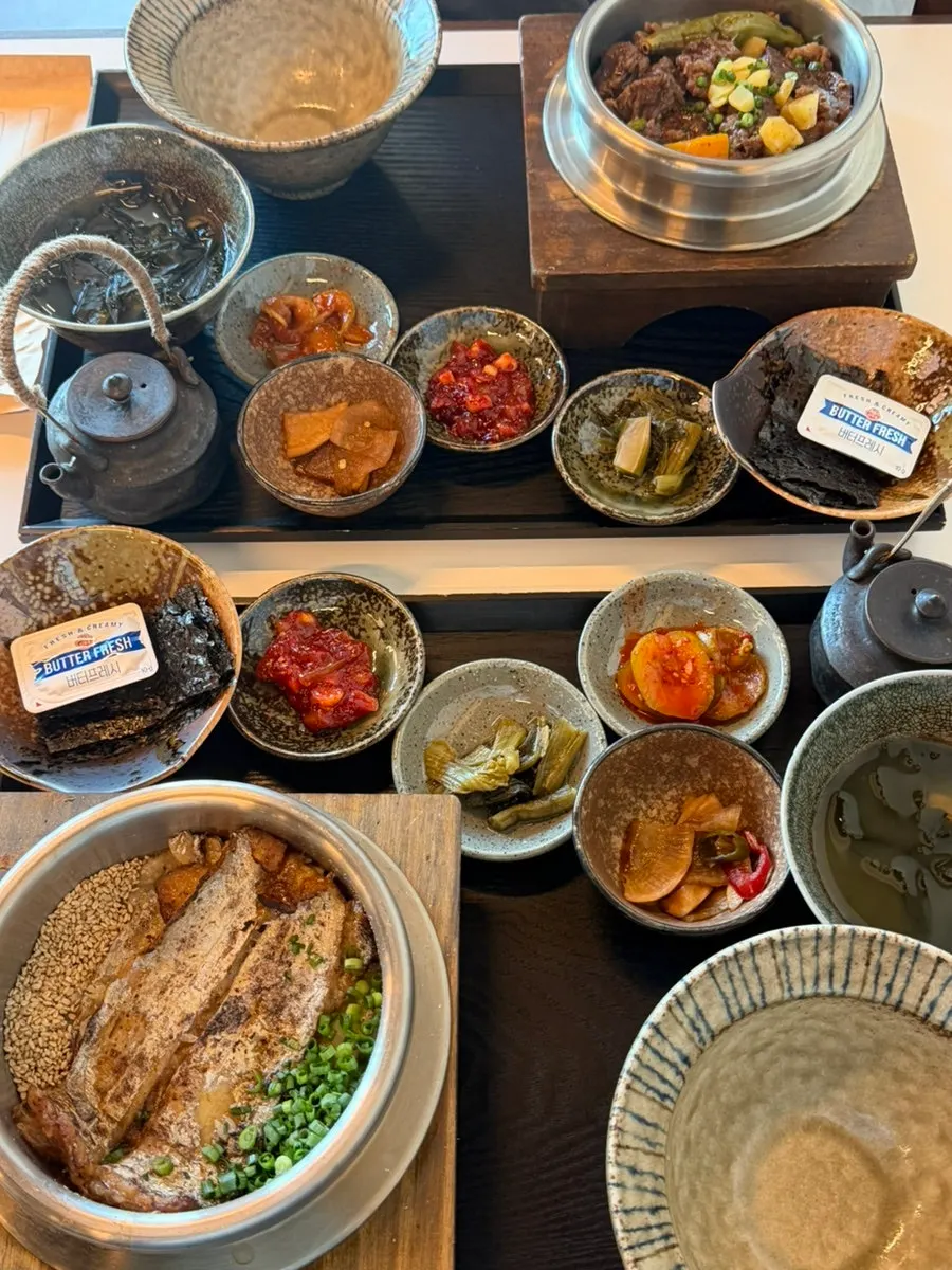 Menu board listing pot rice and side dishes