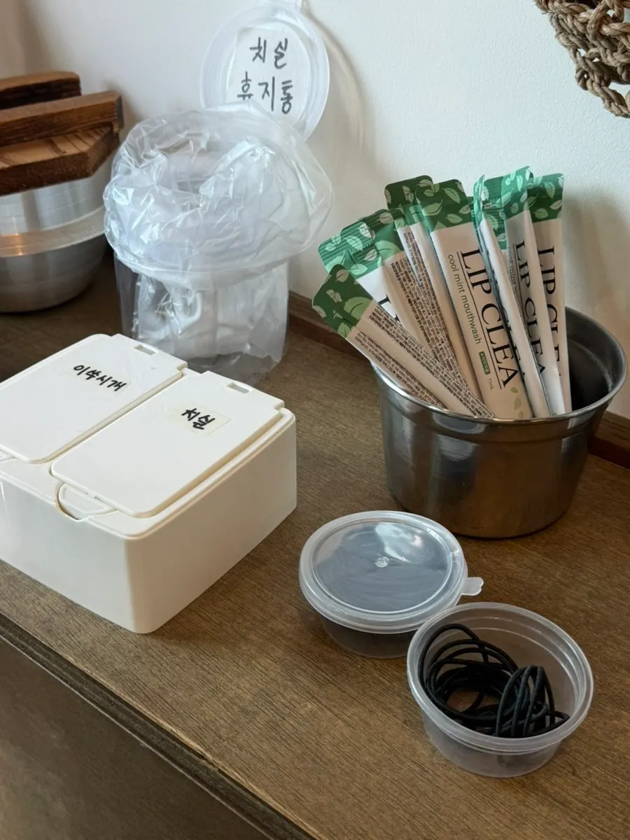 Self-service corner with floss and mouthwash