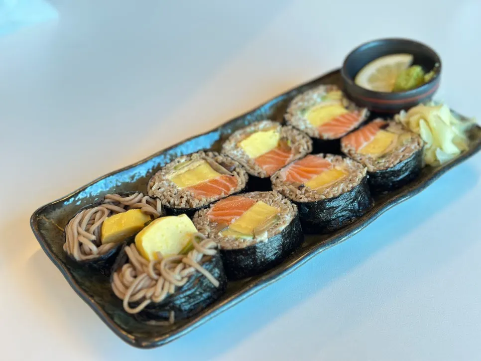 생연어메밀김밥 단면