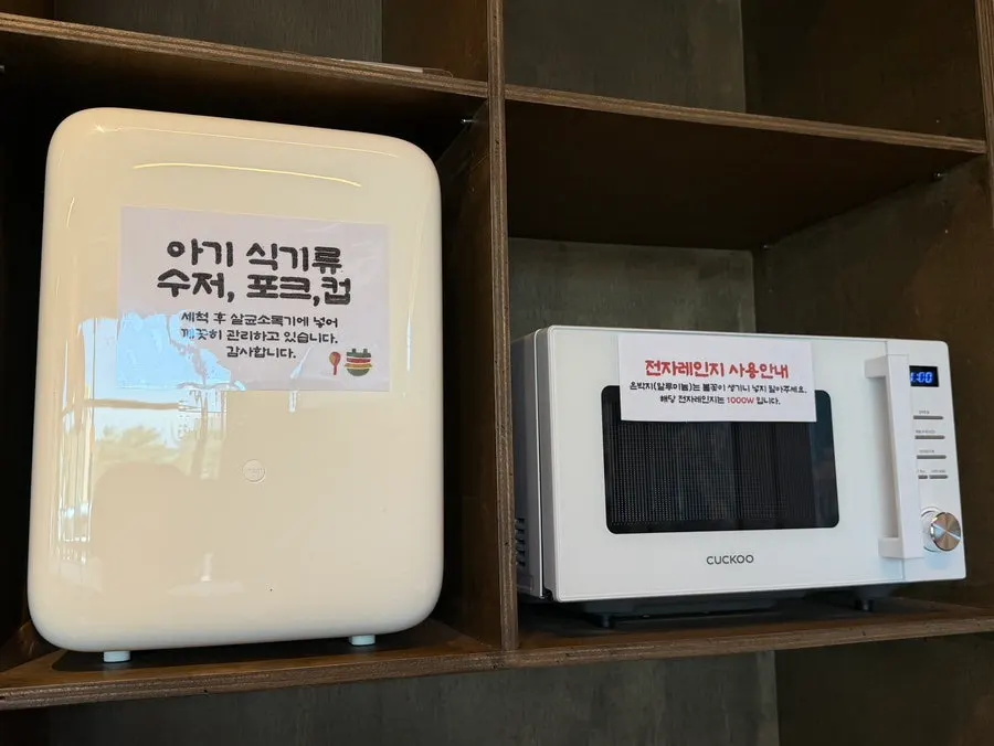 아기 식기류와 전자레인지가 놓인 공간