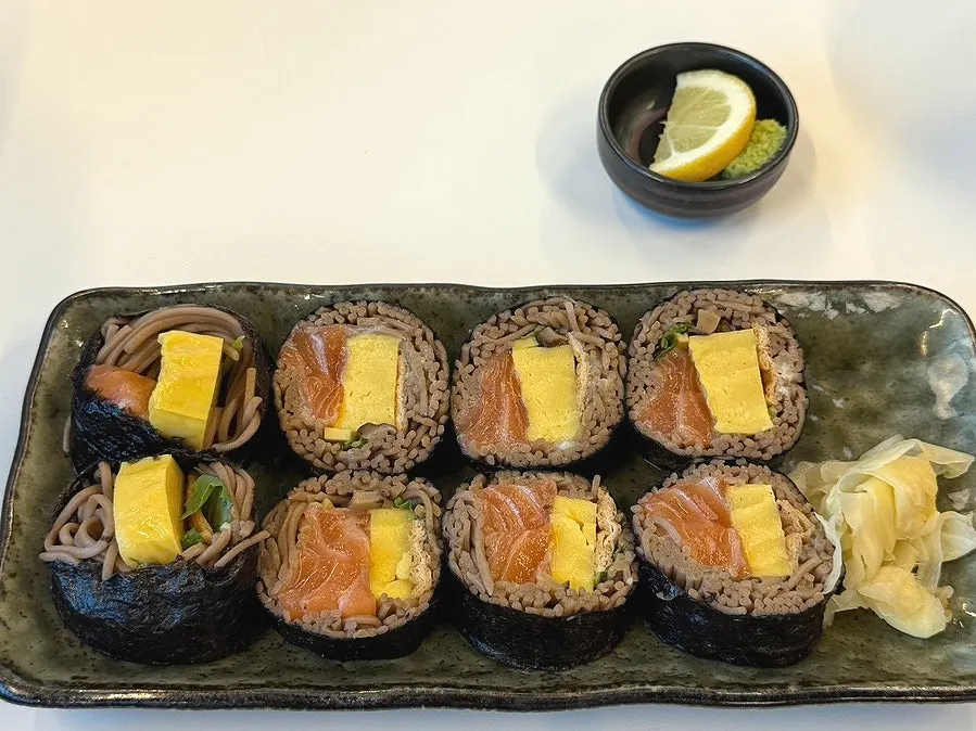 연어메밀김밥 한 접시
