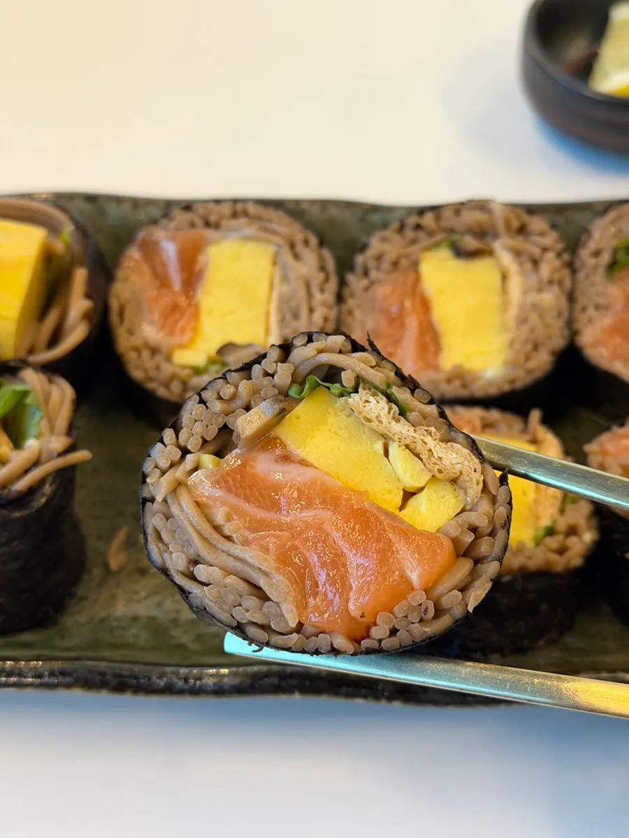 와사비 올린 연어메밀김밥 한 점
