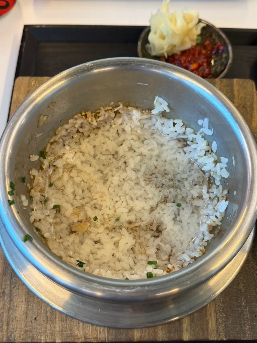 뜨거운 물을 부어 만든 숭늉