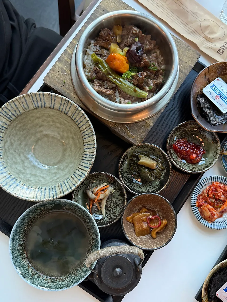 소갈비솥밥과 명란버터솥밥 상차림