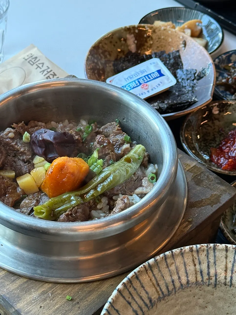 갈비가 넉넉하게 올라간 소갈비솥밥