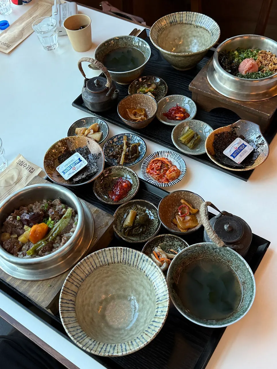 밥 위에 갈비를 올려 한 숟갈 뜬 모습