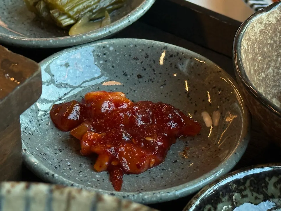 김과 함께 놓인 솥밥 상차림