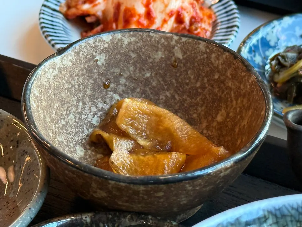 밥그릇에 덜어놓은 명란버터솥밥