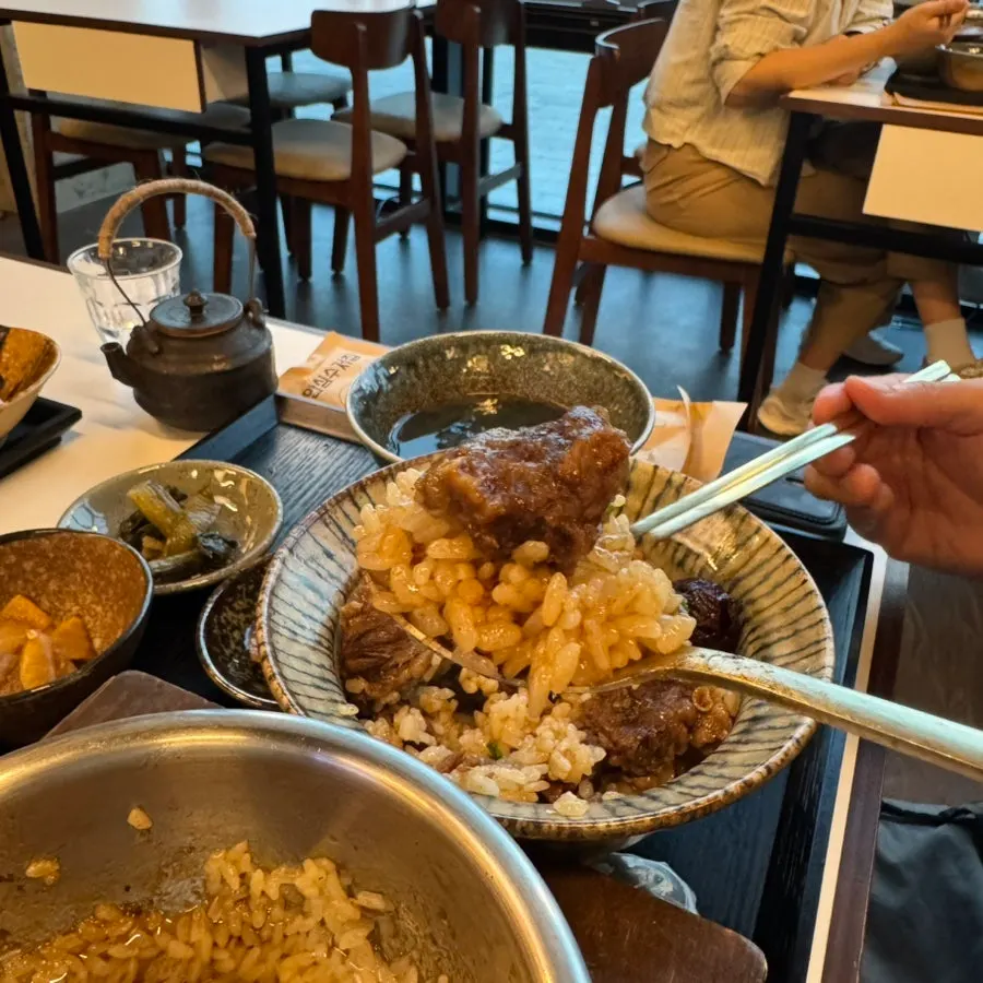 Seasoned rib meat and rice in the beef rib pot rice