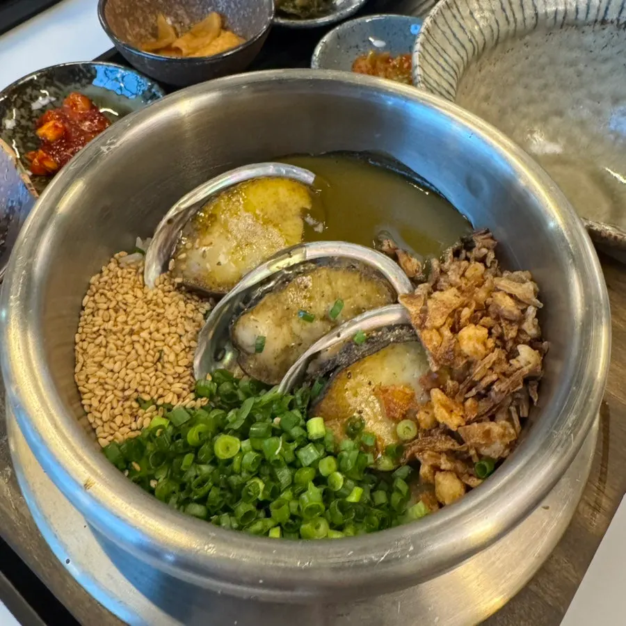 Pot rice combined with butter and abalone innards