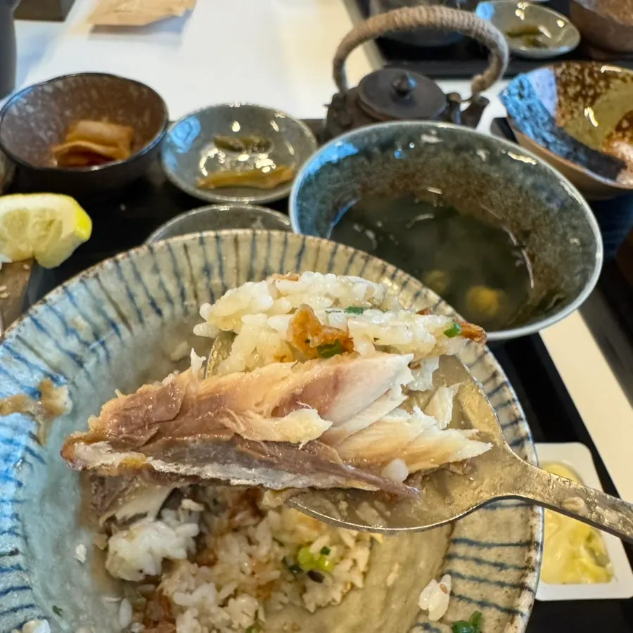 Mackerel pot rice topped with two pieces of mackerel
