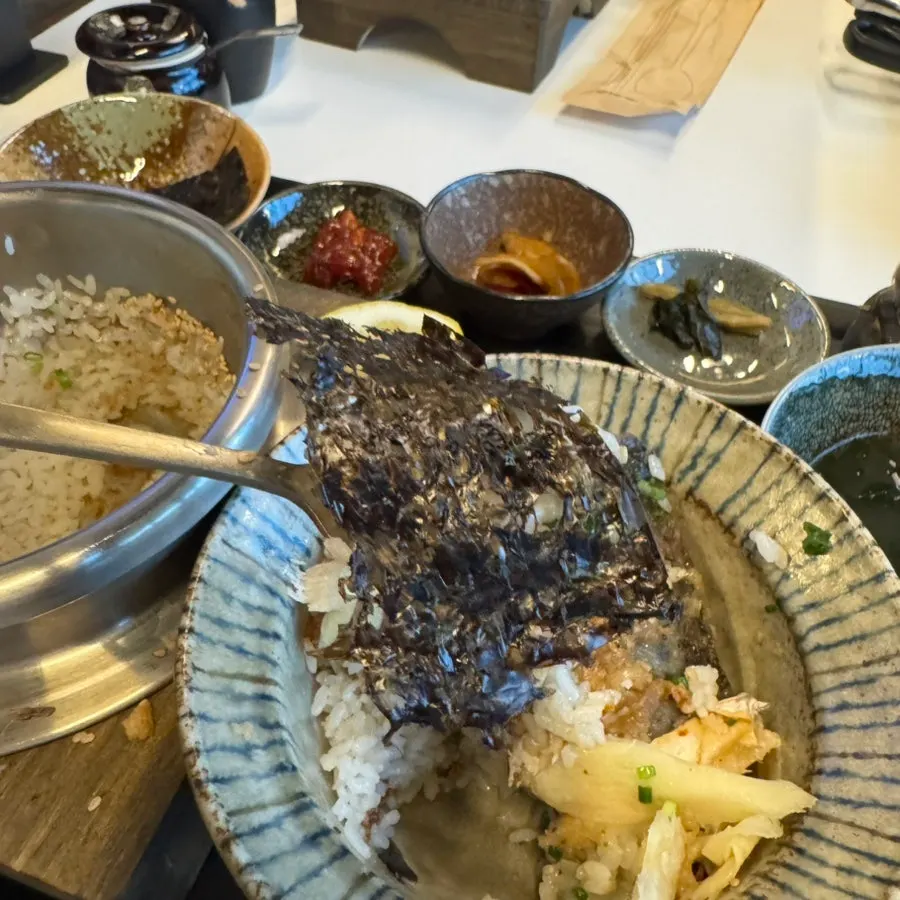 Flaked mackerel meat over pot rice