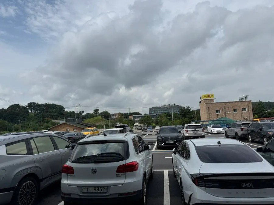Large parking lot in front of Sorori Sotbap Gagyeong Direct Branch