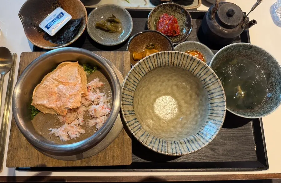 Full table setting of crab pot rice at Sorori Sotbap