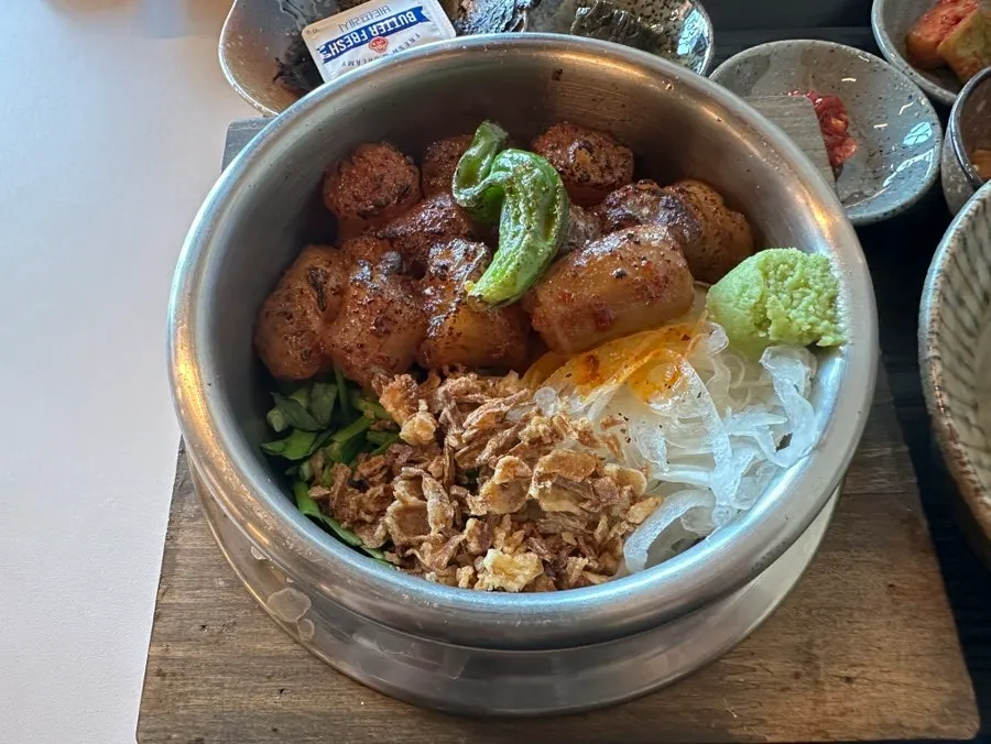 Pot rice topped with seasoned beef intestine