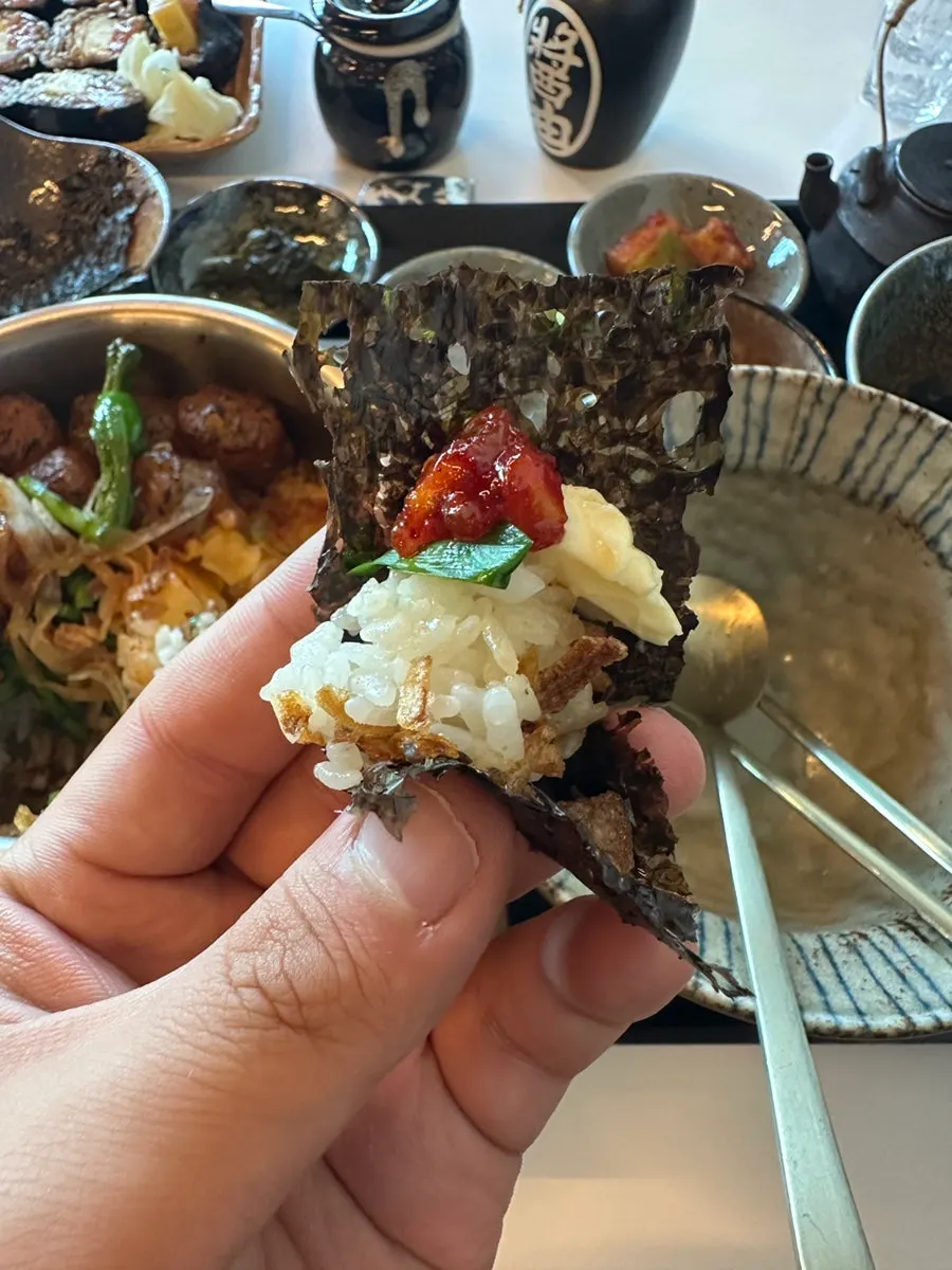 Wrapping pot rice and beef intestine in dried seaweed