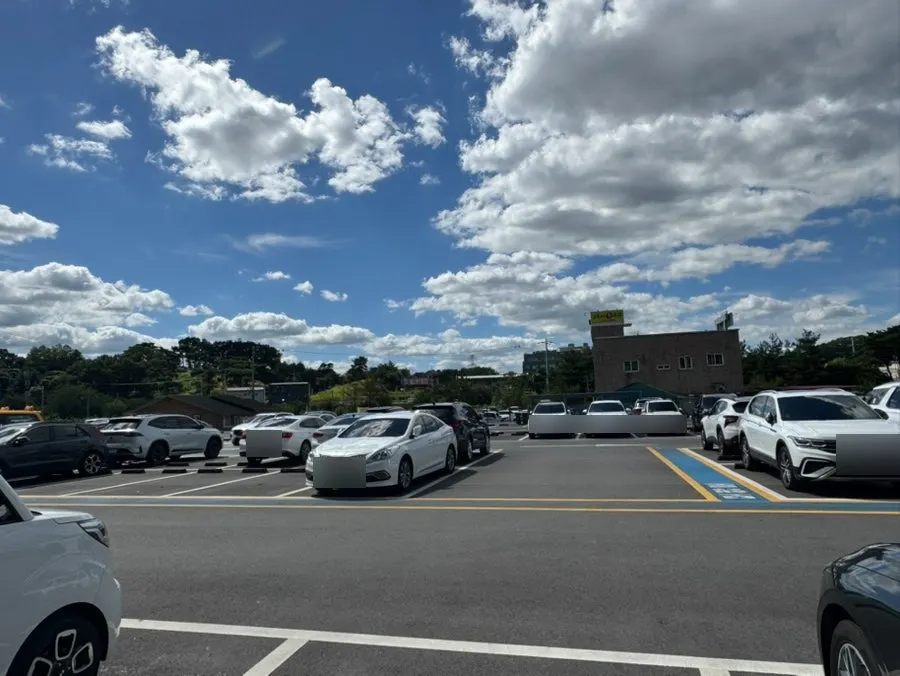 Spacious parking lot at Sorori Sotbap Gagyeong Direct Branch