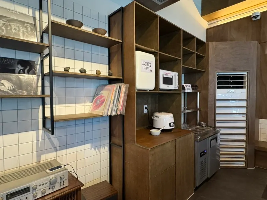 Interior seating at Sorori Sotbap Gagyeong Direct Branch on a Saturday lunch