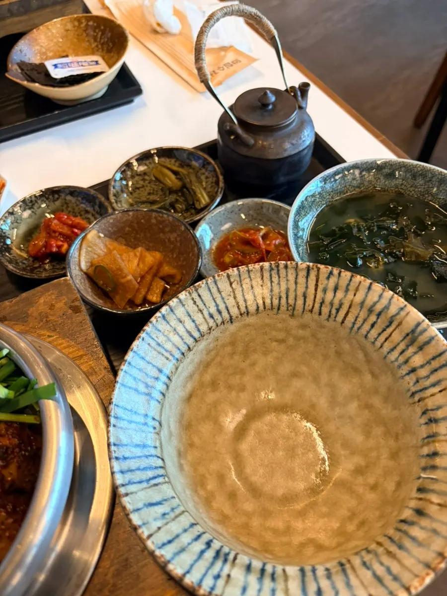 Close-up of the pot rice topped with beef intestine