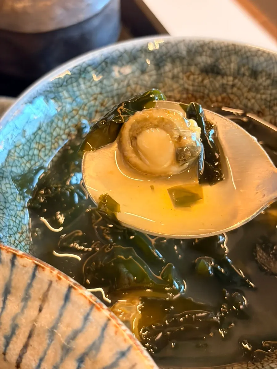 Seaweed soup served with the pot rice