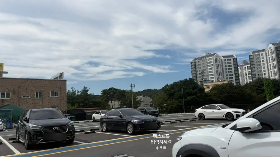 Wide parking lot right in front of the store