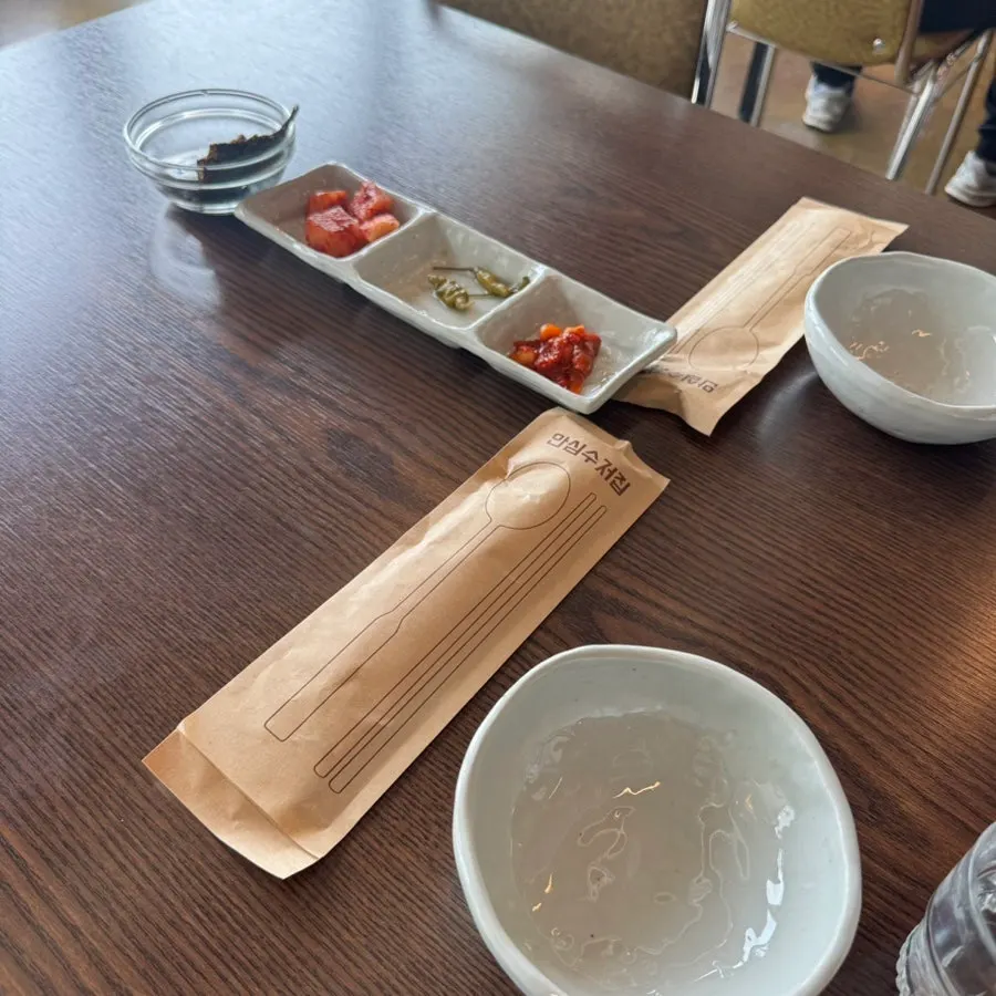 식기와 물, 반찬 기본 세팅