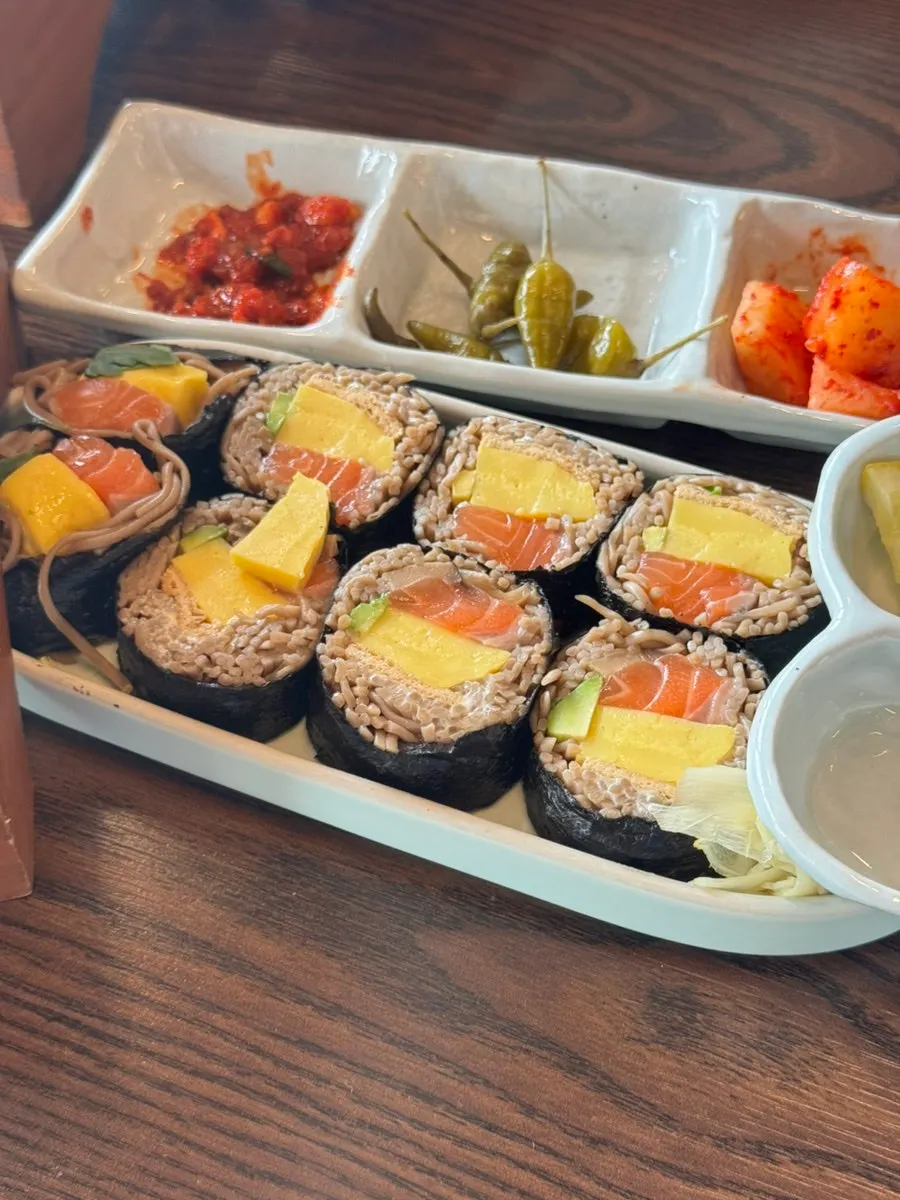 메밀 김밥 3종류가 적힌 메뉴