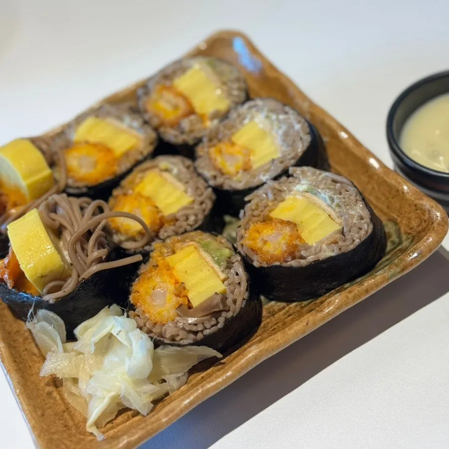 주문한 연어 메밀김밥 한 접시