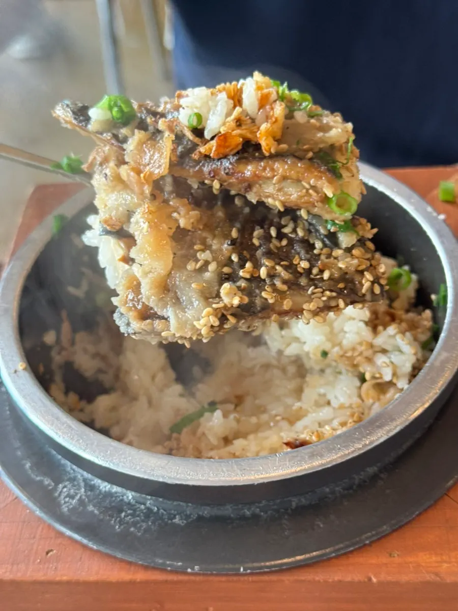 와사비간장에 찍어 먹는 연어 메밀김밥