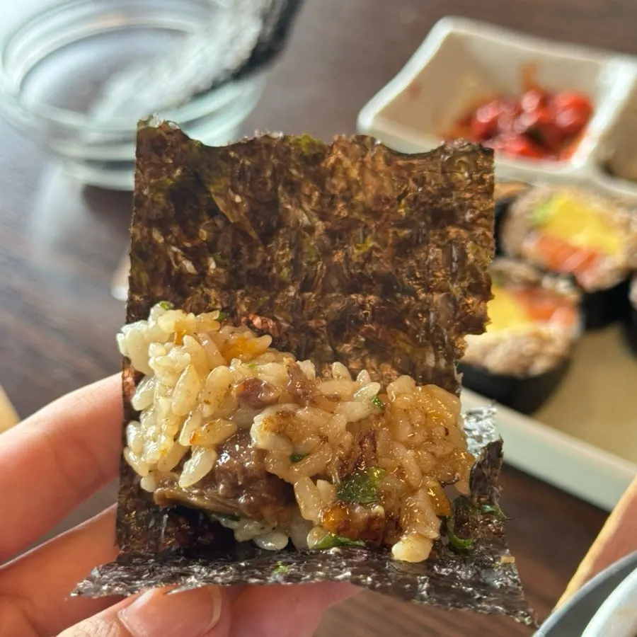 솥밥에 올라간 밤과 썰린 파