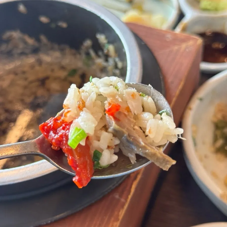 비운 솥밥 그릇과 남은 반찬