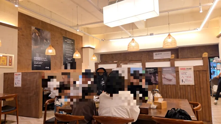 Waiting seats at the entrance of Sosa Myeonok