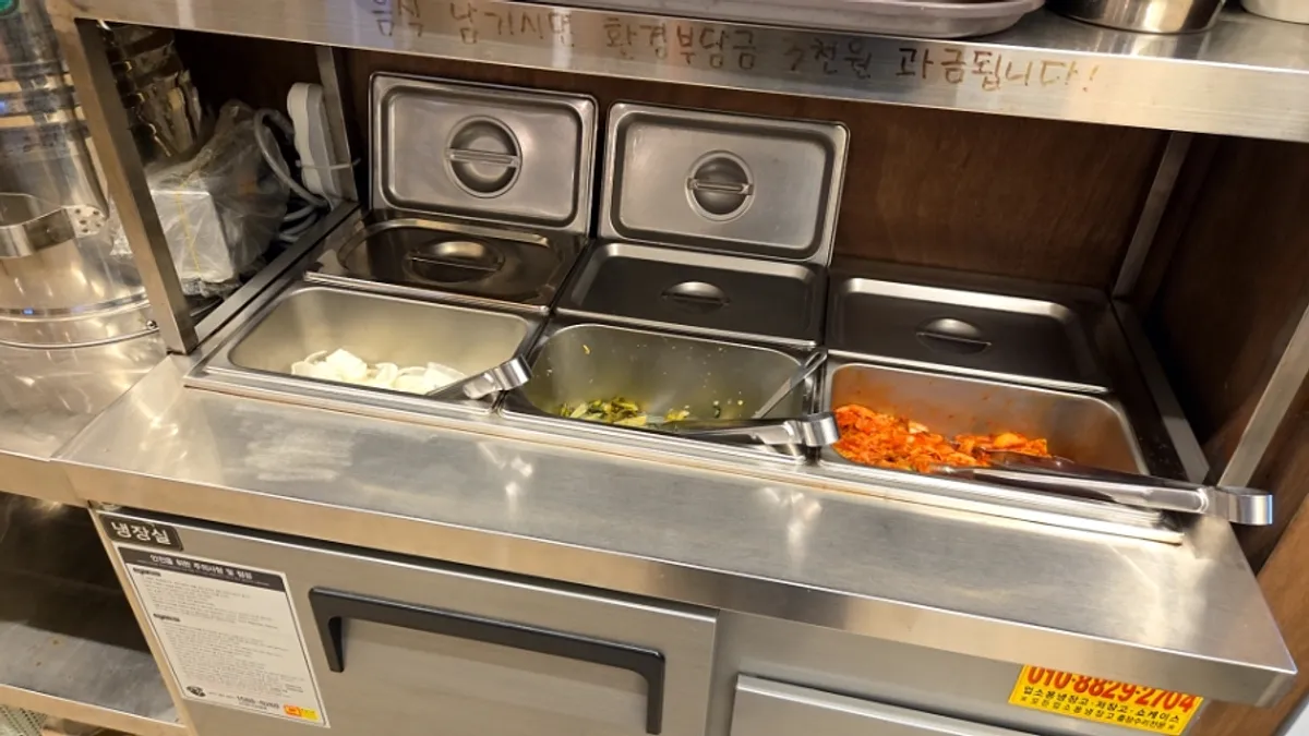 The self-serve bar corner at Sosa Myeonok