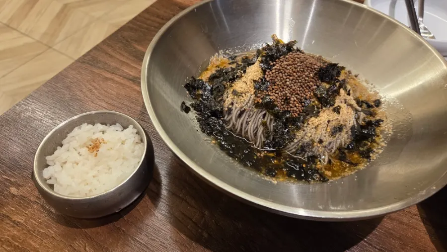 A bowl of deul-gireum hamheung-myeon at Sosa Myeonok