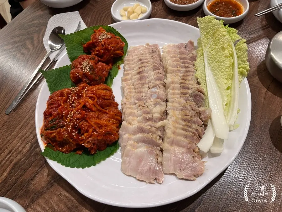 소사면옥 보쌈 고기 접시