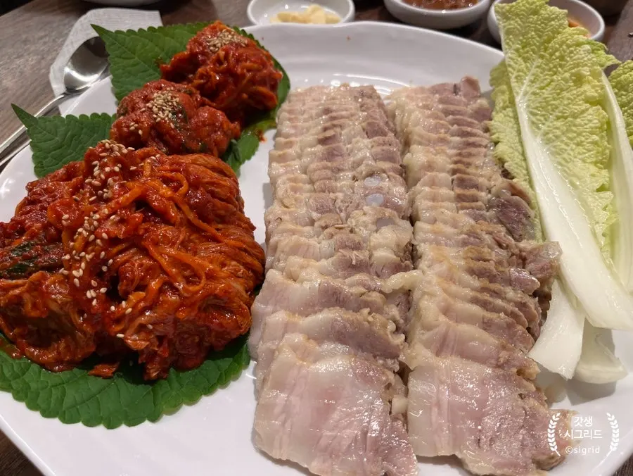 담백한 보쌈 수육과 곁들임