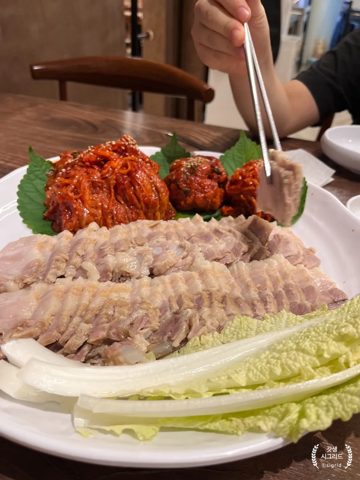 소사면옥 보쌈을 먹는 가족 식사 장면