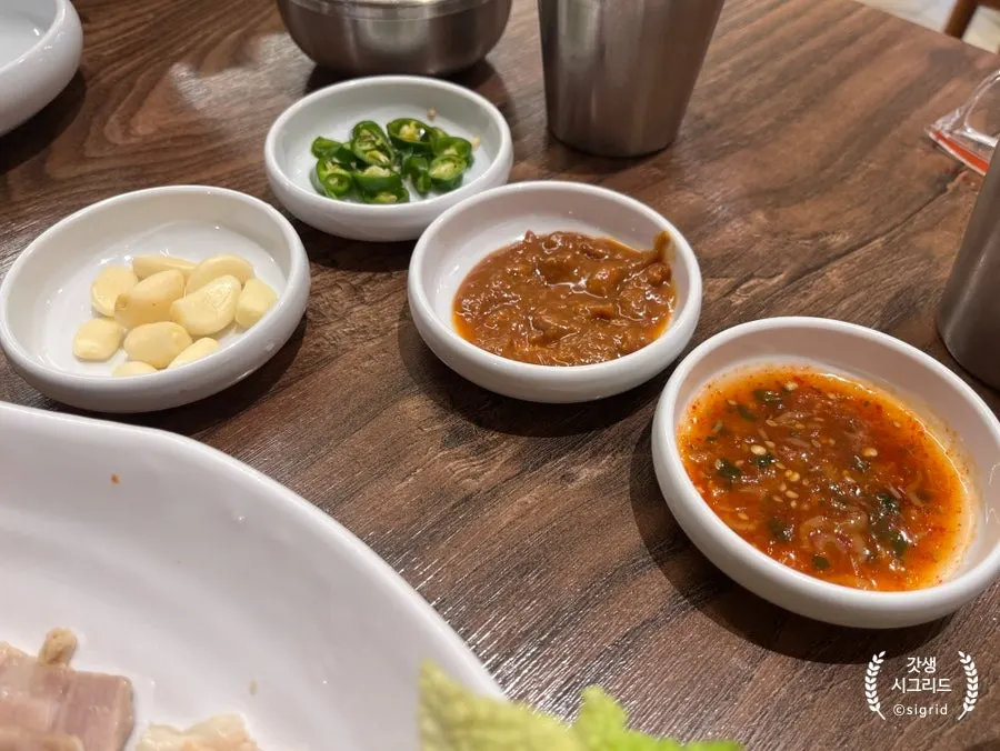 보쌈과 함께 나온 양념장 두 가지