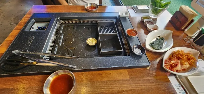 방송 소개 안내와 두꺼비 캐릭터 장식
