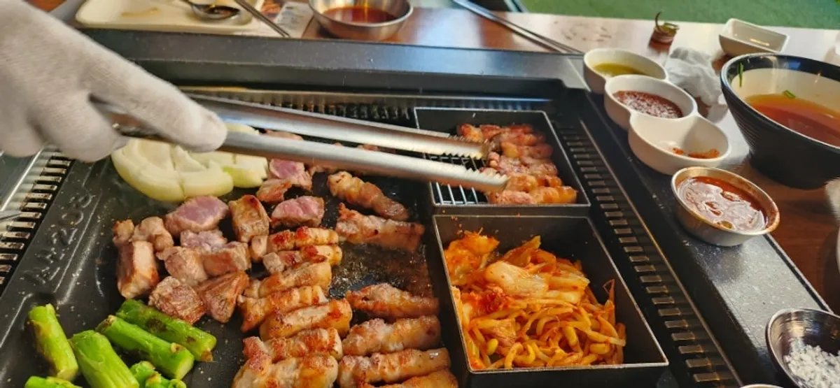 삼겹살 목살 아스파라거스 양파가 함께 익는 불판